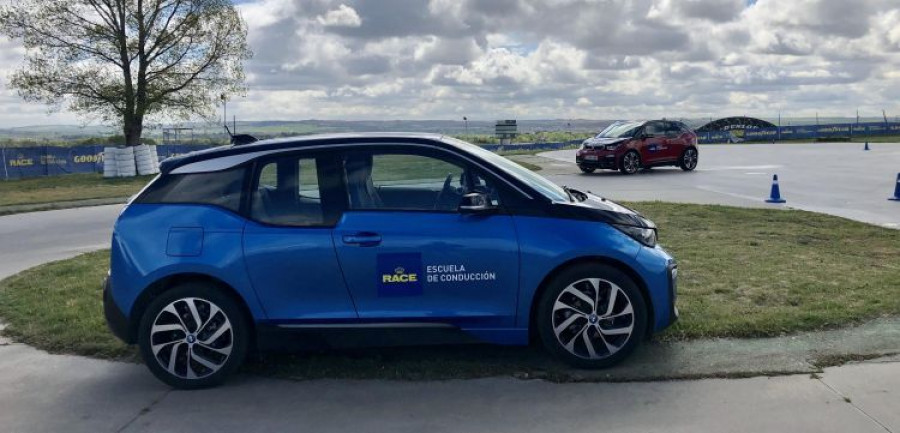 Modelo i3 de BMW en la Escuela de Conducción del RACE.