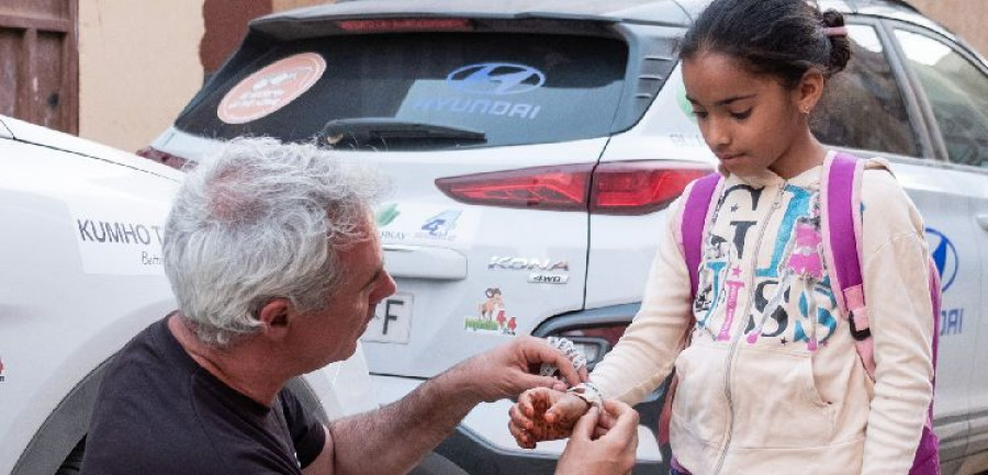 Entrega de pulseras fosforescentes de kumho