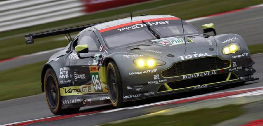 Aston_Martin_auf_Dunlop