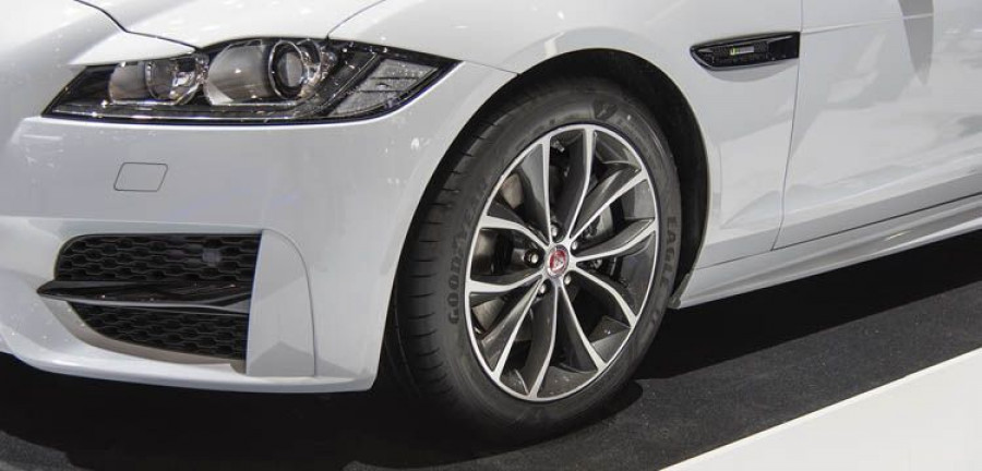 Goodyear_asimetric_Jaguar