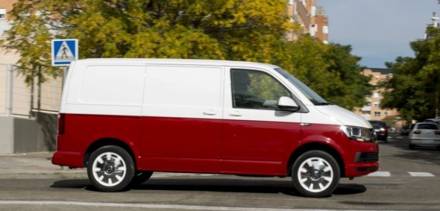 MADRID. 23-10-15. FURGONETA VOLKSWAGEN TRANSPORTER. FOTO: JOSE RAMON LADRA.