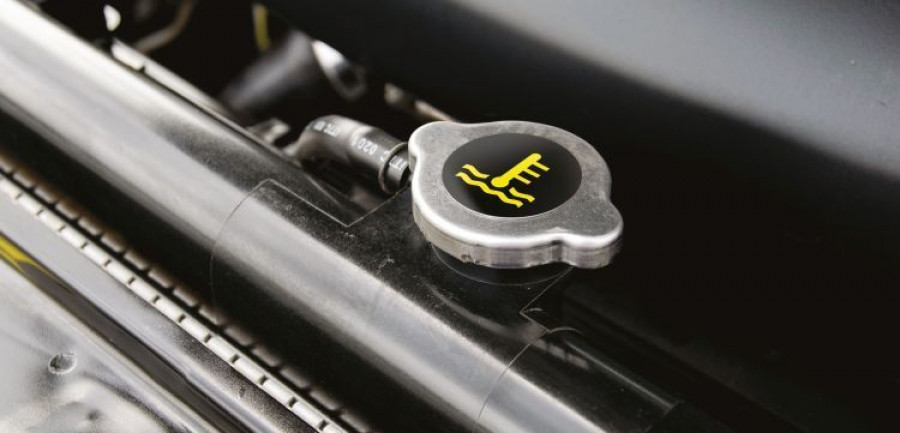 Metal cover on an radiator for engine cooling