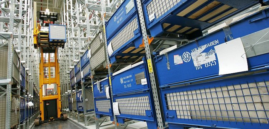 (dpa) - A forklift driver places boxes with car parts in the high racks in the Original Parts Centre (OTC) of Volkswagen (VW) in Baunatal, Germany, 4 August 2005. The OTC completed the construction of