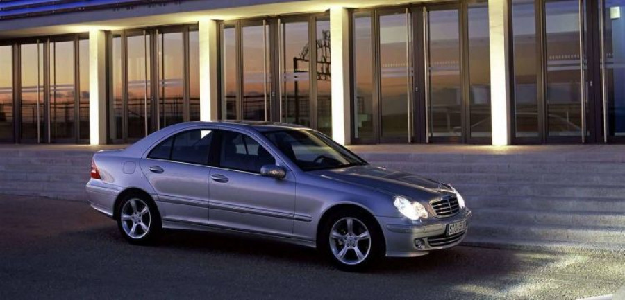 Mercedes-Benz-C220_CD