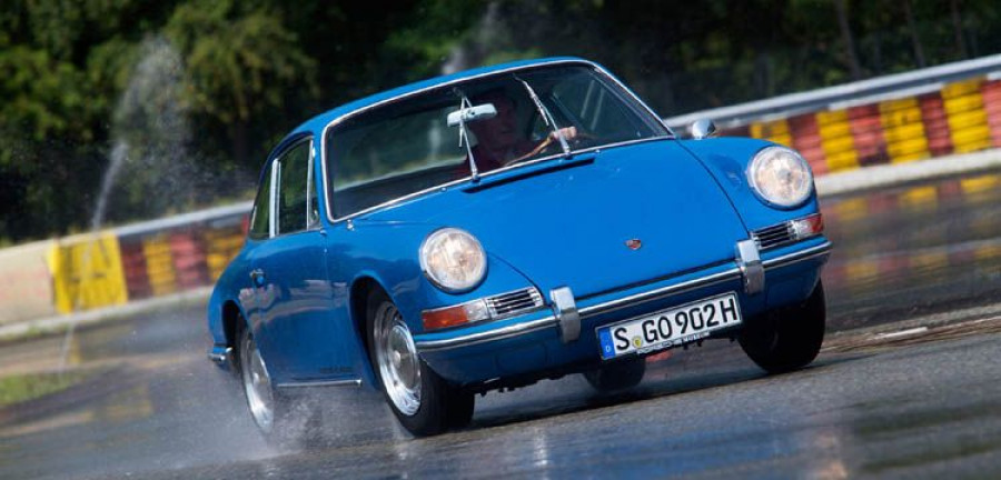 high_for_earlier_model_years_of_the_porsche_911_there_are_now_tyres_that_have_the_same_look_as_the_originals_but_have_the_driving_properties_of_modern_tyres_2016_porsc