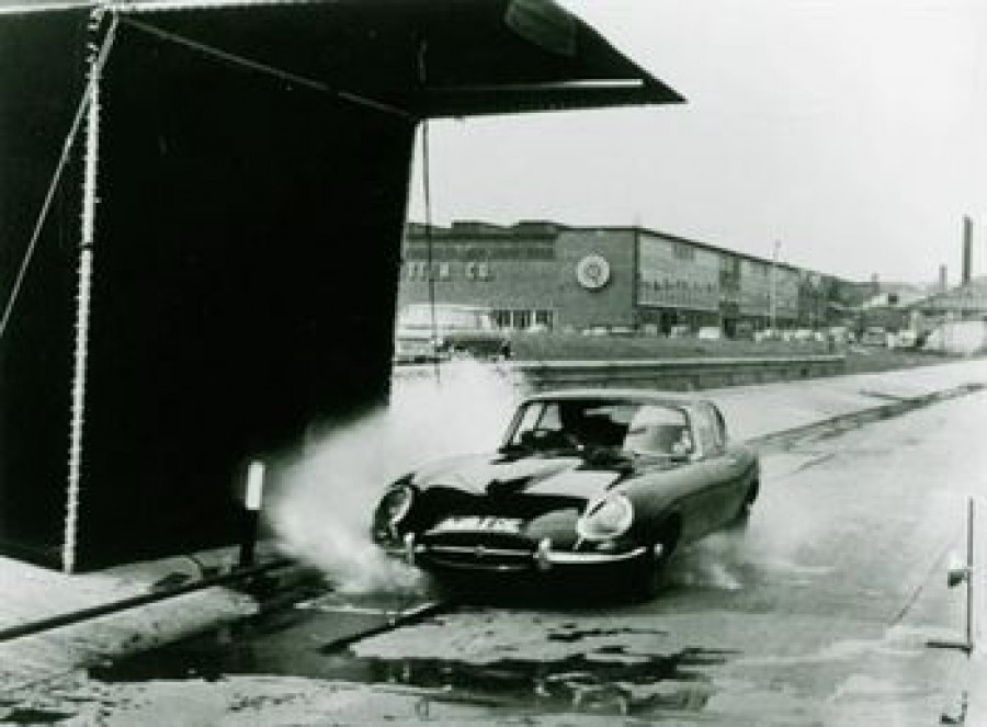 Dunlop_investigar_fenómeno_aquaplaning