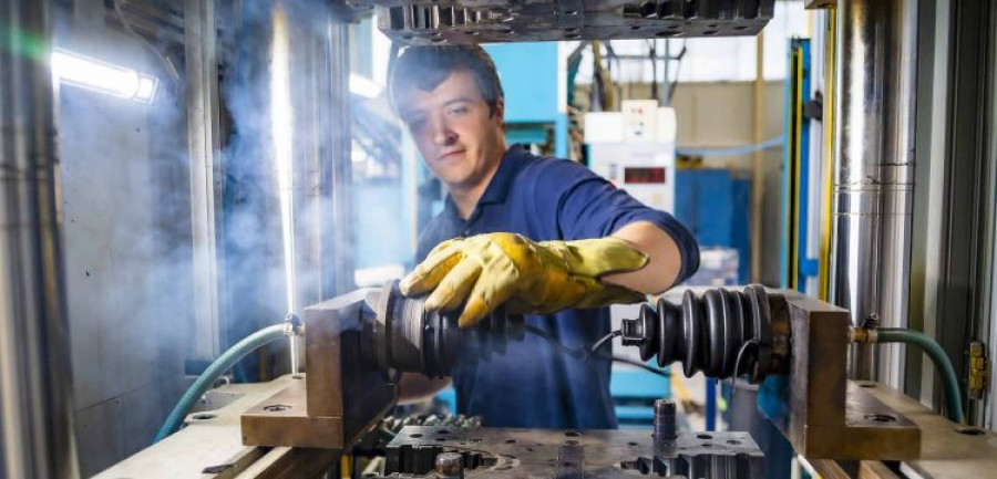 Trabajador fabrica Seinsa Eugi