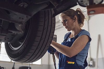 Female mechanic doing a wheel replacement 2022 01 19 00 21 34 utc