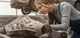 Sernauto mujer trabajando servicio coche