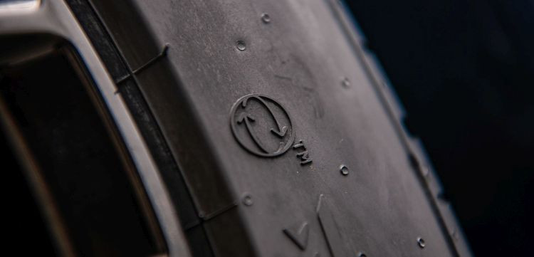 Logo Pirelli sostenibilidad