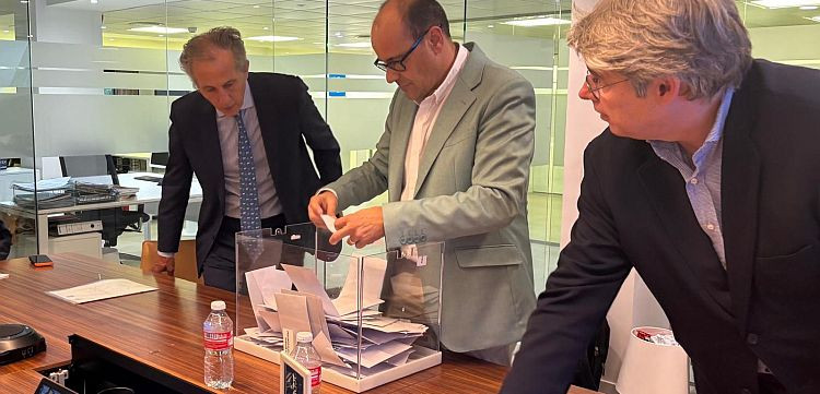 Presidente del comité electoral, Raúl Vaquero, durante el escrutinio en presencia del notario y del director general de GANVAM, Fernando Miguélez