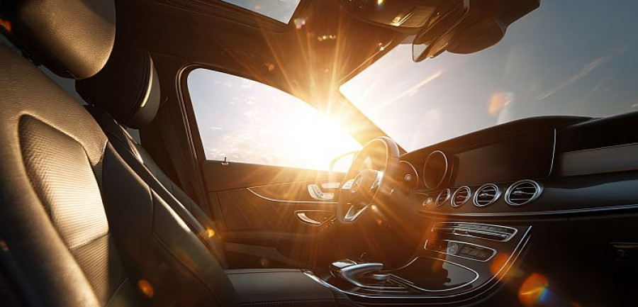 Boostersspain Interior de un coche moderno con el sol entrand 17f78922 7e68 42ab be48 d13f4c14594b 3