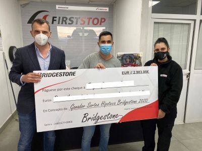 Entrega cheques hipoteca bridgestone